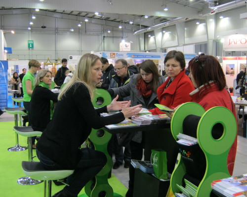 Turyści odwiedzający stoisko Green Velo