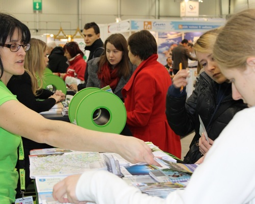 Turyści odwiedzający stoisko Green Velo