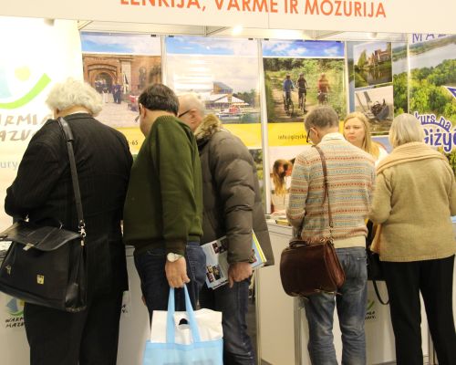 Pierwsi klienci na stoisku regionalnym Warmii i Mazur - Targi Turystyczne ADVENTUR 2015 Wilno