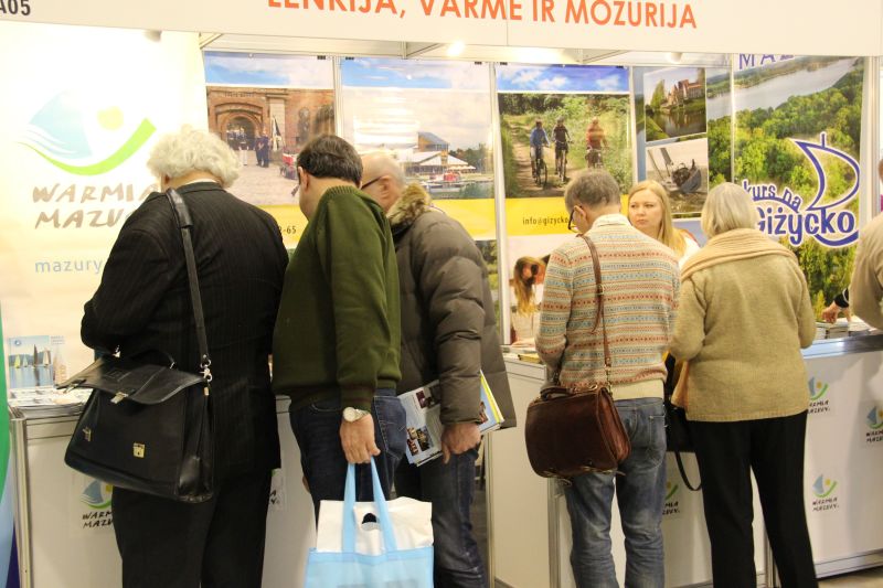 Pierwsi klienci na stoisku regionalnym Warmii i Mazur - Targi Turystyczne ADVENTUR 2015 Wilno