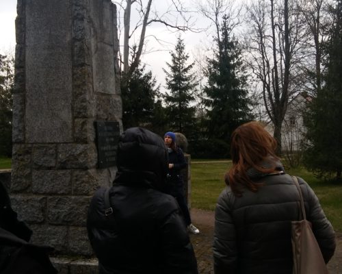 zwiedzanie parafialnego pomnika pierwszo wojennego w Szymonce